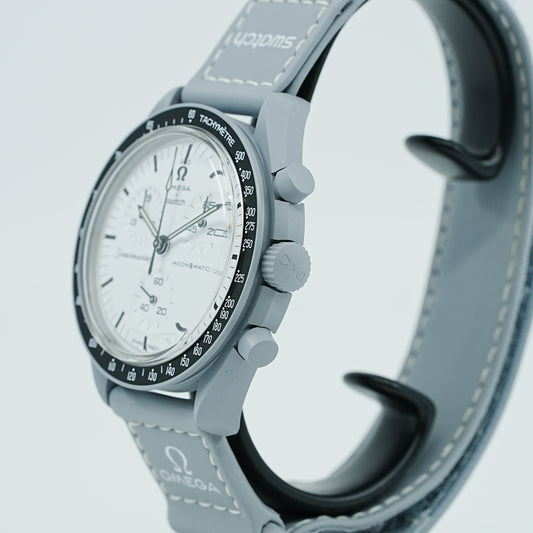 【未使用品】スウォッチ オメガ MOONSWATCH 1965 腕時計 SO33M106 ホワイト メンズ